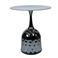 طاولة قهوة دائرية بسطح أبيض وقاعدة كروم عصرية