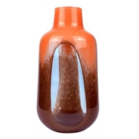 مزهرية زجاجية بتدرجات العنبر الدافئة