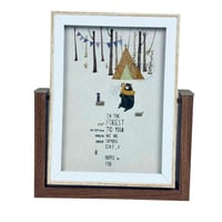 إطار صور خشبي بقاعدة دوّارة