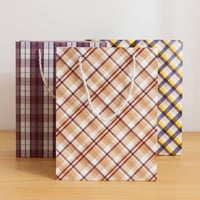 أكياس هدايا ورقية بنقشة مربعات