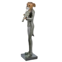 تمثال "الكلب عازف الكمان"