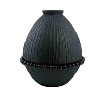 مزهرية ديكور سيراميكية سوداء بتفاصيل خرزية