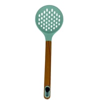 مغرفة مطبخ مثقبة بمقبض خشبي