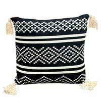 وسادة -خداديات بنقشة هندسية مع شراريب قطنية