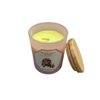 شموع عطرية بزيوت طبيعية فاخرة بغطاء خشبي