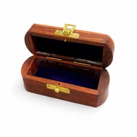 علبة حفظ خشبية مزخرفة بتصميم تراثي