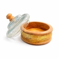 طبق تقديم للتمر والمكسرات مع غطاء زجاجي وقاعدة خشب...