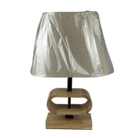 مصباح طاولة خشبي بلمسة هندسية فاخرة