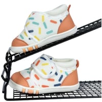 حذاء أطفال أبيض مع مقدمة برتقالية