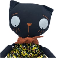 دمية القطة السوداء – تصميم مرح ولمسات يدوية