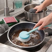 فرشاة تنظيف الصحون والمقالي بمقبض مريح