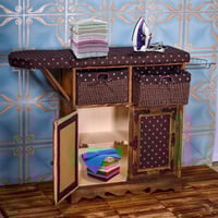 طاولة كي خشبية قابلة للطي مع رفوف تخزين