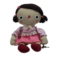 دمية قماشية بفستان وردي ومفتاح ذهبي