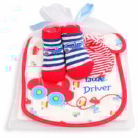 طقم هدايا مولود حديث الولادة مع مريلة وشرابات وقبع...