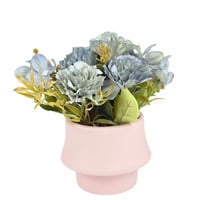 مجموعة زهور صناعية بتصميم واقعي، مرتّبة داخل فازة...