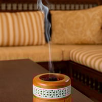 مبخرة خشبية اسطوانية بغطاء محفور وتصميم زخرفي