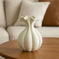 فازة خزفية بتصميم منحوت متموج ولمسة بيضاء مطفية