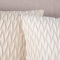 وسادة تزيين بلون موحد ونقش بارز