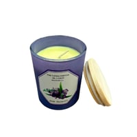 شموع عطرية بزيوت طبيعية فاخرة بغطاء خشبي