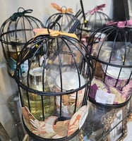 طقم معطر جو "عبير الصيف المنعش" داخل قفص ديكور