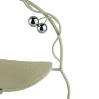 ستاند معدني دورين بلون بيج أنيق، عملي ومناسب لترتي...