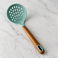 مغرفة مطبخ مثقبة بمقبض خشبي