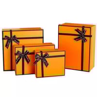 طقم علب هدايا فاخرة برتقالية مزينة بشريط أسود – تص...