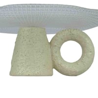 منصة تقديم سيراميك بتصميم فني