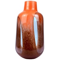 مزهرية زجاجية بتدرجات العنبر الدافئة