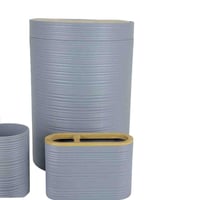 طقم إكسسوارات حمام رمادي بخامة مضلعة وغطاء خشبي