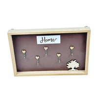 لوحة حائط خشبية لتعليق المفاتيح بلمسة ديكور منزلي