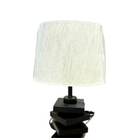 مصباح طاولة ديكوري بتصميم هندسي عصري