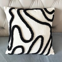 وسادة بخطوط مينيمالية أنيقة