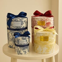 علب أنيقة بتصميم مميز مع غطاء أنيق وجاهزة للتقديم.