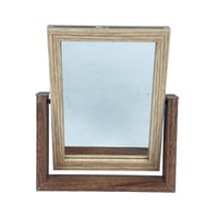 إطار صور خشبي بقاعدة دوّارة