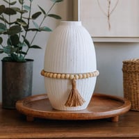 فازة ديكور سيراميكية بتفاصيل خشبية