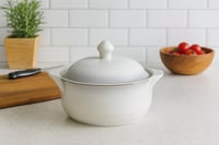 قدر بورسلان بغطاء أنيق