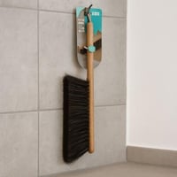 فرشاة يدوية للتنظيف.