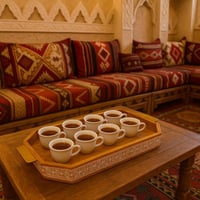 صينية ضيافة خشبية مزخرفة بمقابض نحاسية