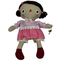 دمية قماشية بفستان وردي ومفتاح ذهبي