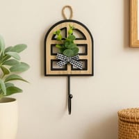 علاّقة حائط خشبية بتصميم نافذة مع خطاف معدني أنيق