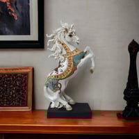 أضف لمسة من الفخامة إلى ديكورك مع تمثال الحصان كار...