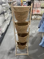 رف منظم أنيق متعدد المستويات مع سلال منسوجة