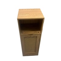 خزانة تخزين خشبية بباب رتان – تصميم عملي لغرفة الم...