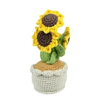 زهور كروشيه ملونة في أصيص يدوي