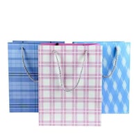 أكياس هدايا ورقية بنقش مربعات وألماسي