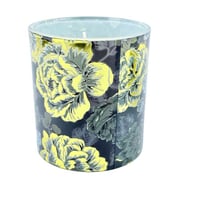 شمعة معطرة بزخارف نباتية وغطاء ذهبي