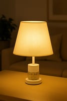 مصباح طاولة كلاسيكي بقاعدة زجاجية