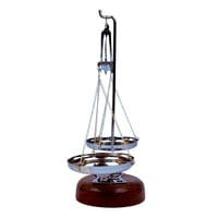 ميزان العدالة المكتبي – قاعدة خشبية فاخرة