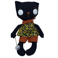 دمية القطة السوداء – تصميم مرح ولمسات يدوية